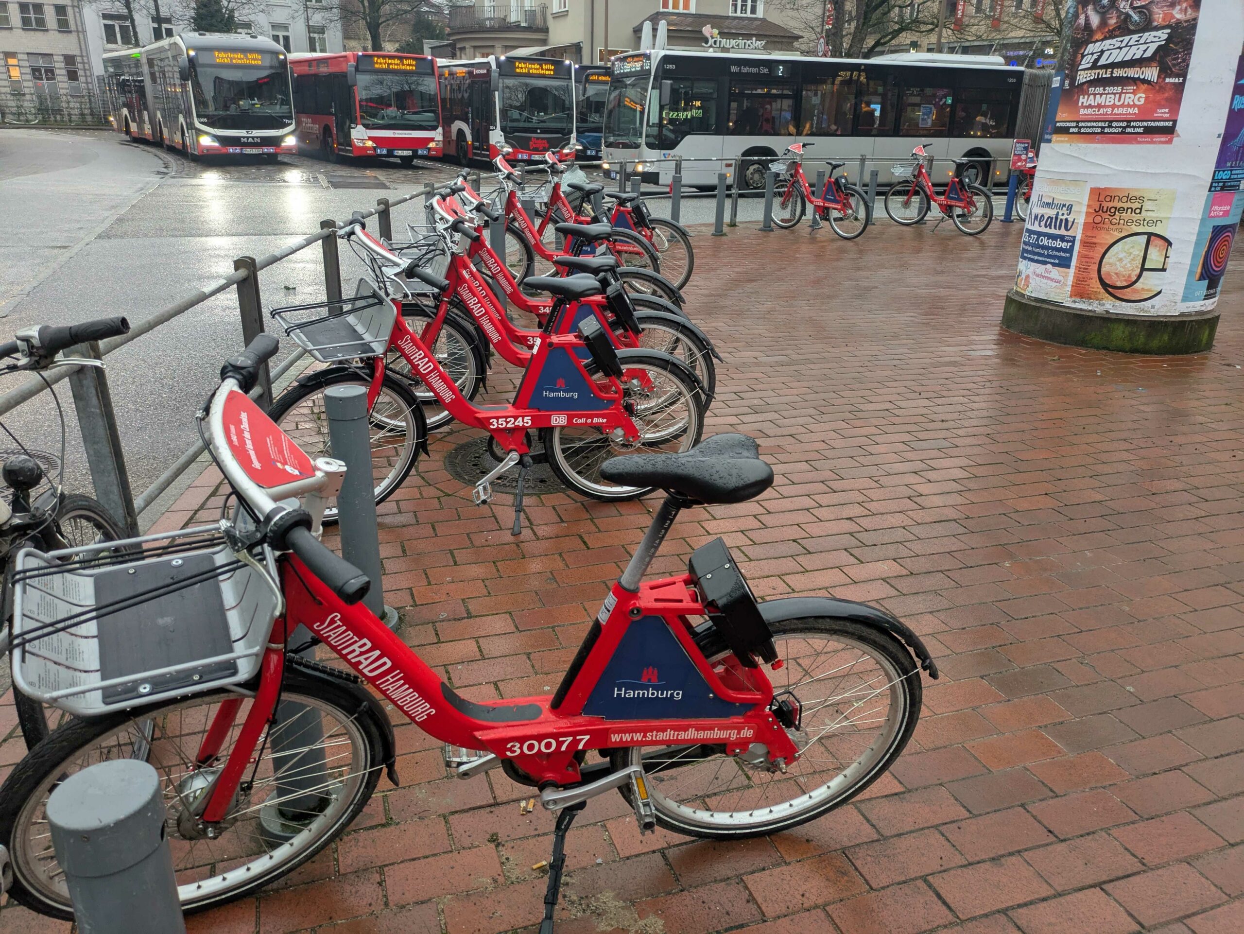 Viele der Stadträder am Bahnhof Altona waren in den vergangenen Tagen nicht nutzbar.