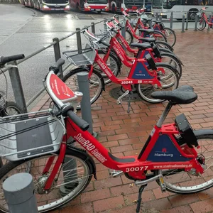 Viele der Stadträder am Bahnhof Altona waren in den vergangenen Tagen nicht nutzbar.