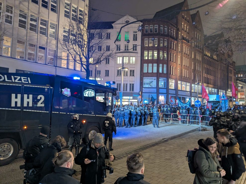 Die Polizei hat den Rathausmarkt abgeriegelt – auch Wasserwerfer wurde in Position gebracht.