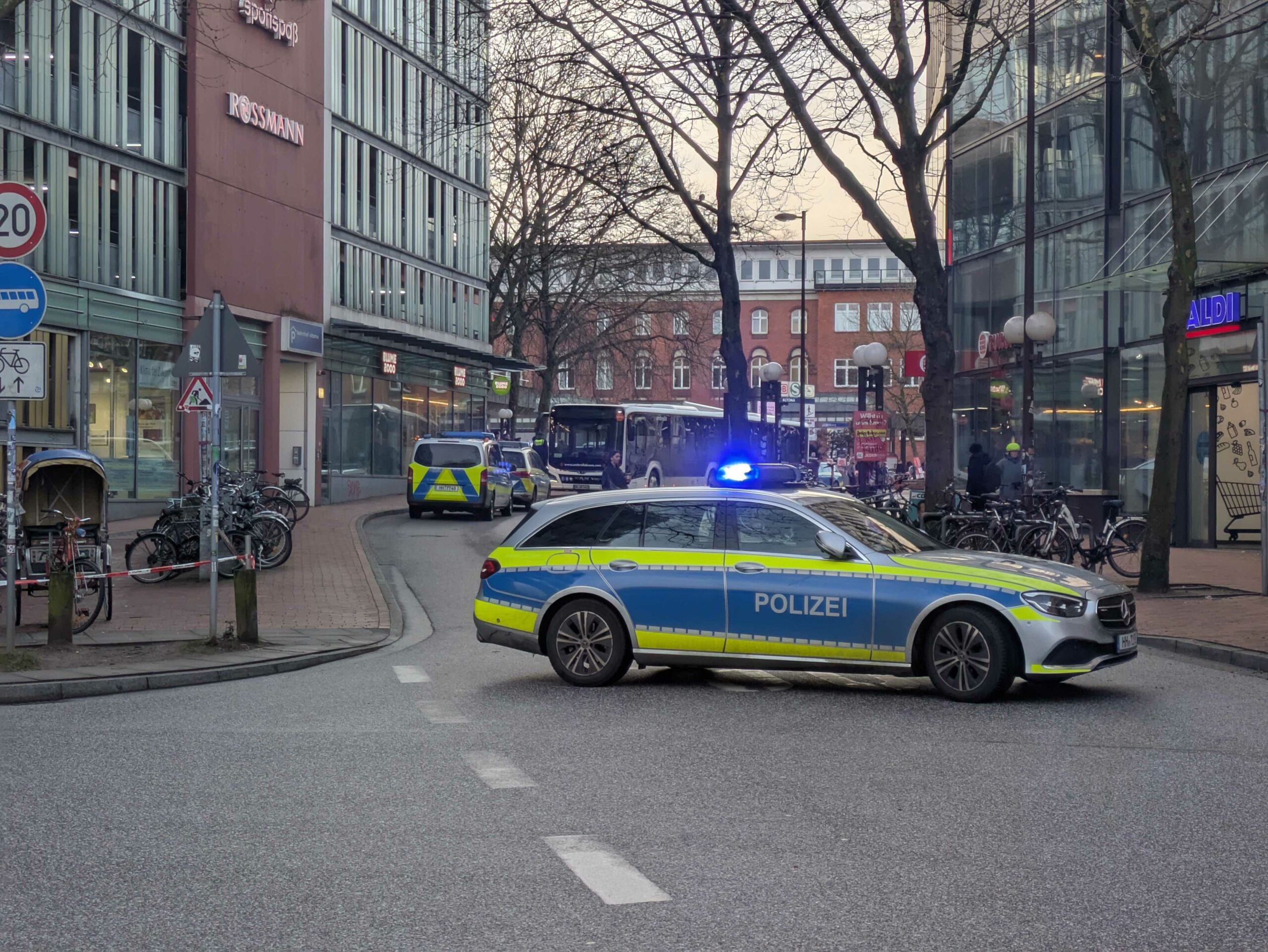 Ein Senior ist in Altona mit einem Bein unter einen Bus geraten.