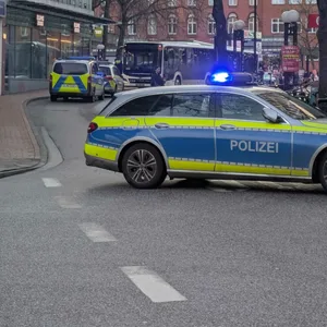 Ein Senior ist in Altona mit einem Bein unter einen Bus geraten.