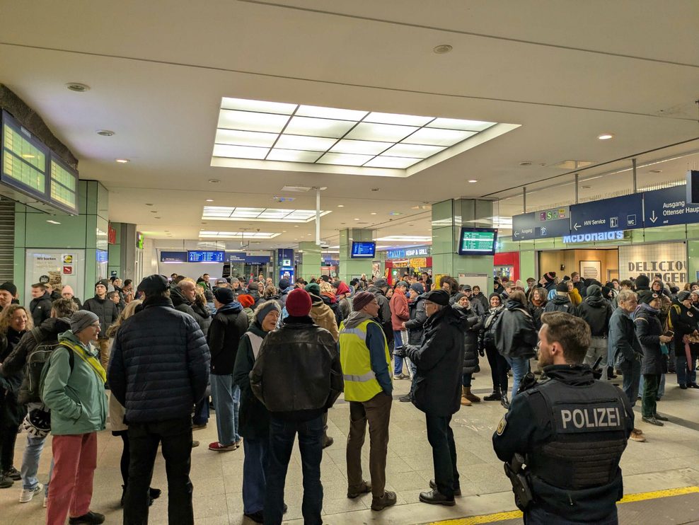 Mehrere Dutzend Menschen warten im Bahnhof Altona auf Beatrix von Storch.