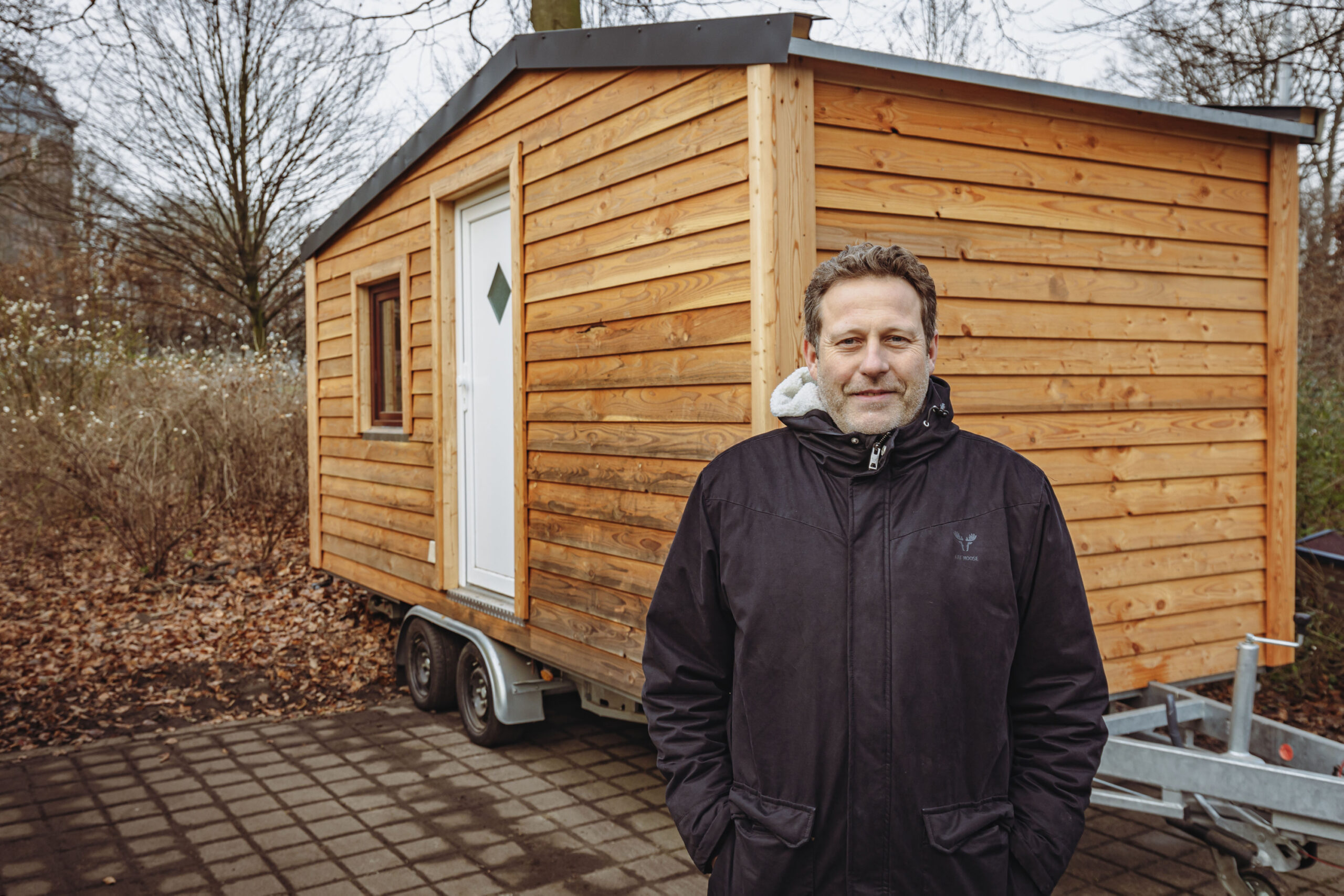 John Schierhorn, Vorstand des Vereins „Schrödingers“ an der Schröderstiftstraße (Rotherbaum), mit der ersten mobilen Unterkunft für Obdachlose.