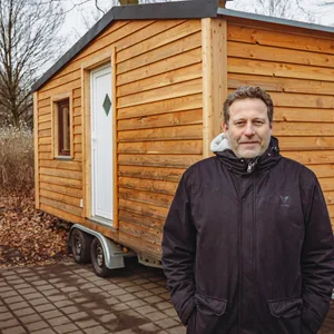 John Schierhorn, Vorstand des Vereins „Schrödingers“ an der Schröderstiftstraße (Rotherbaum), mit der ersten mobilen Unterkunft für Obdachlose.