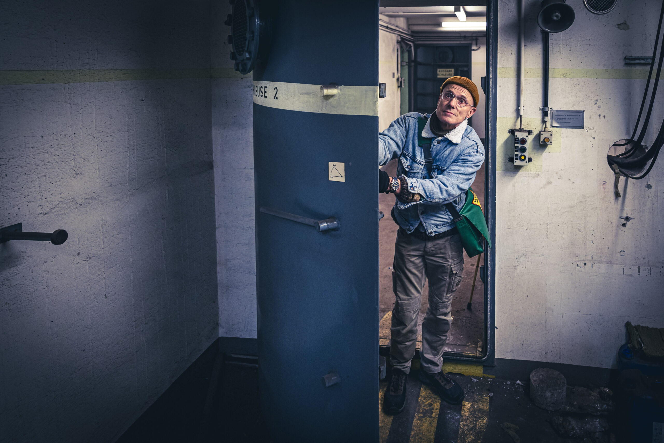 MOPO-Reporter Thomas Hirschbiegel öffnet in der „Schleuse“ des Bunkers eine schwere Stahltür.