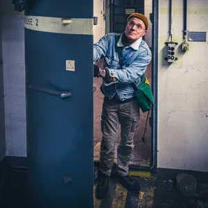 MOPO-Reporter Thomas Hirschbiegel öffnet in der „Schleuse“ des Bunkers eine schwere Stahltür.