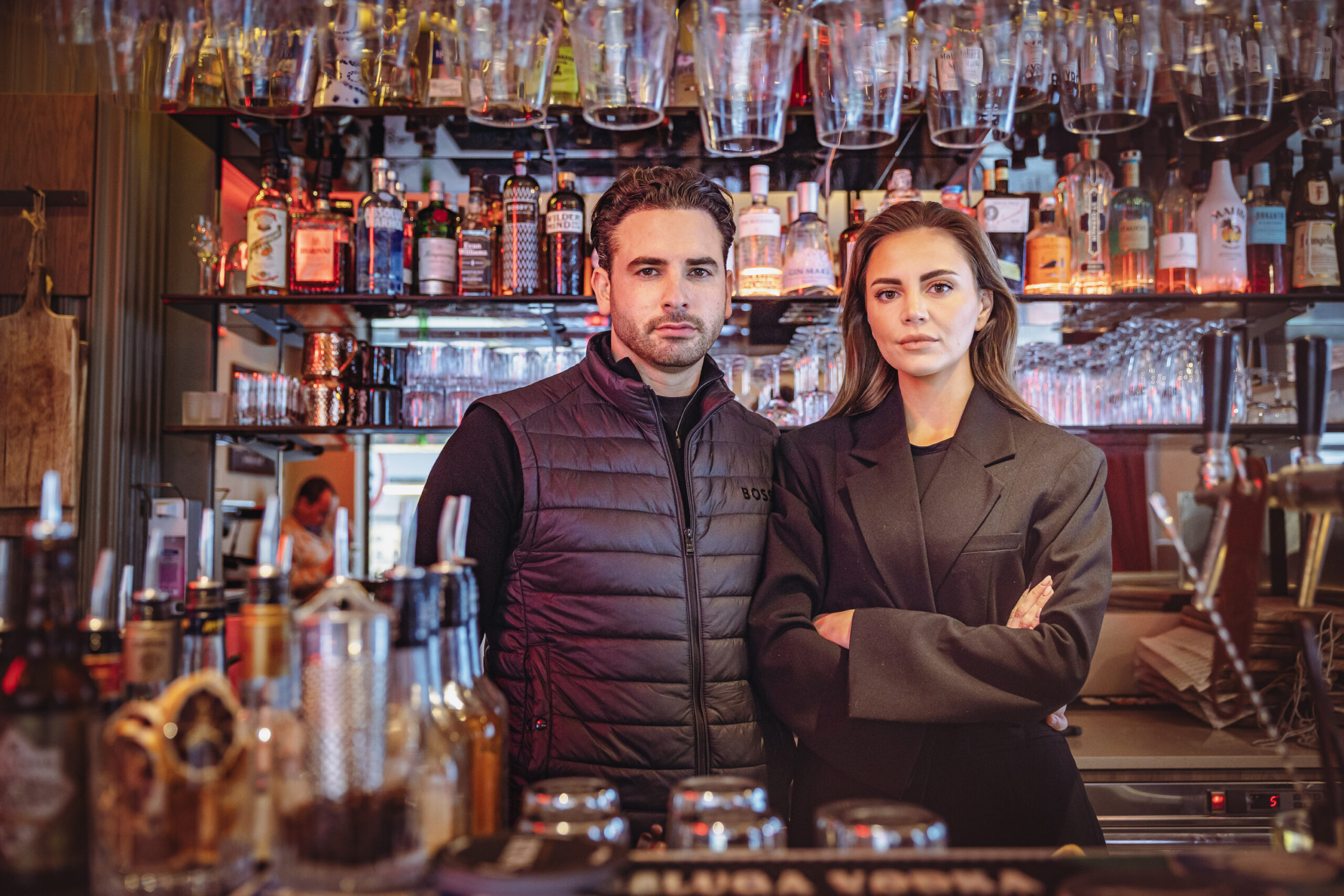 Das Inhaber-Ehepaar Coralie (30) und Agatino (33) Testa steht hinter ihrer Bar.