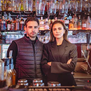 Das Inhaber-Ehepaar Coralie (30) und Agatino (33) Testa steht hinter ihrer Bar.