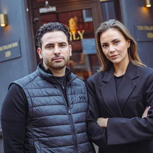 Das Inhaber-Ehepaar Coralie (30) und Agatino (33) Testa steht vor ihrer Bar