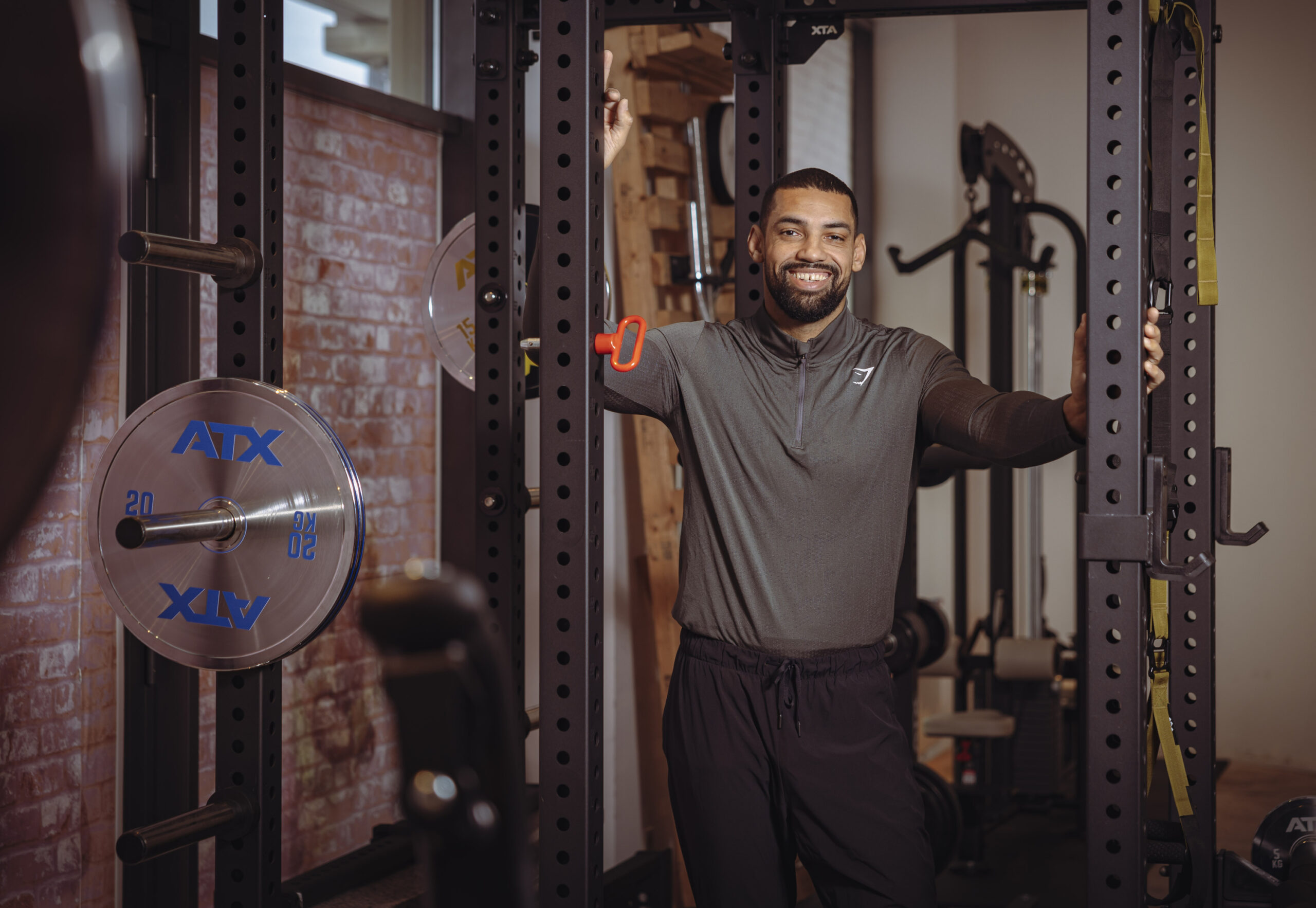 Ein lächelnder Mann zwischen Fitnessgeräten