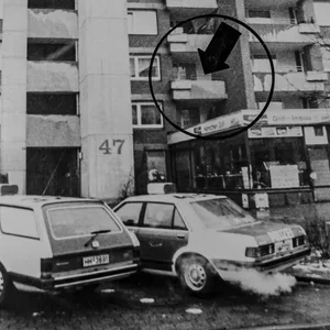 Der Tatort am Schreyerring: Vor dem Hochhaus stehen Streifenwagen der Polizei. Ein Kreis zeigt die Wohnung, in der das Verbrechen geschah.