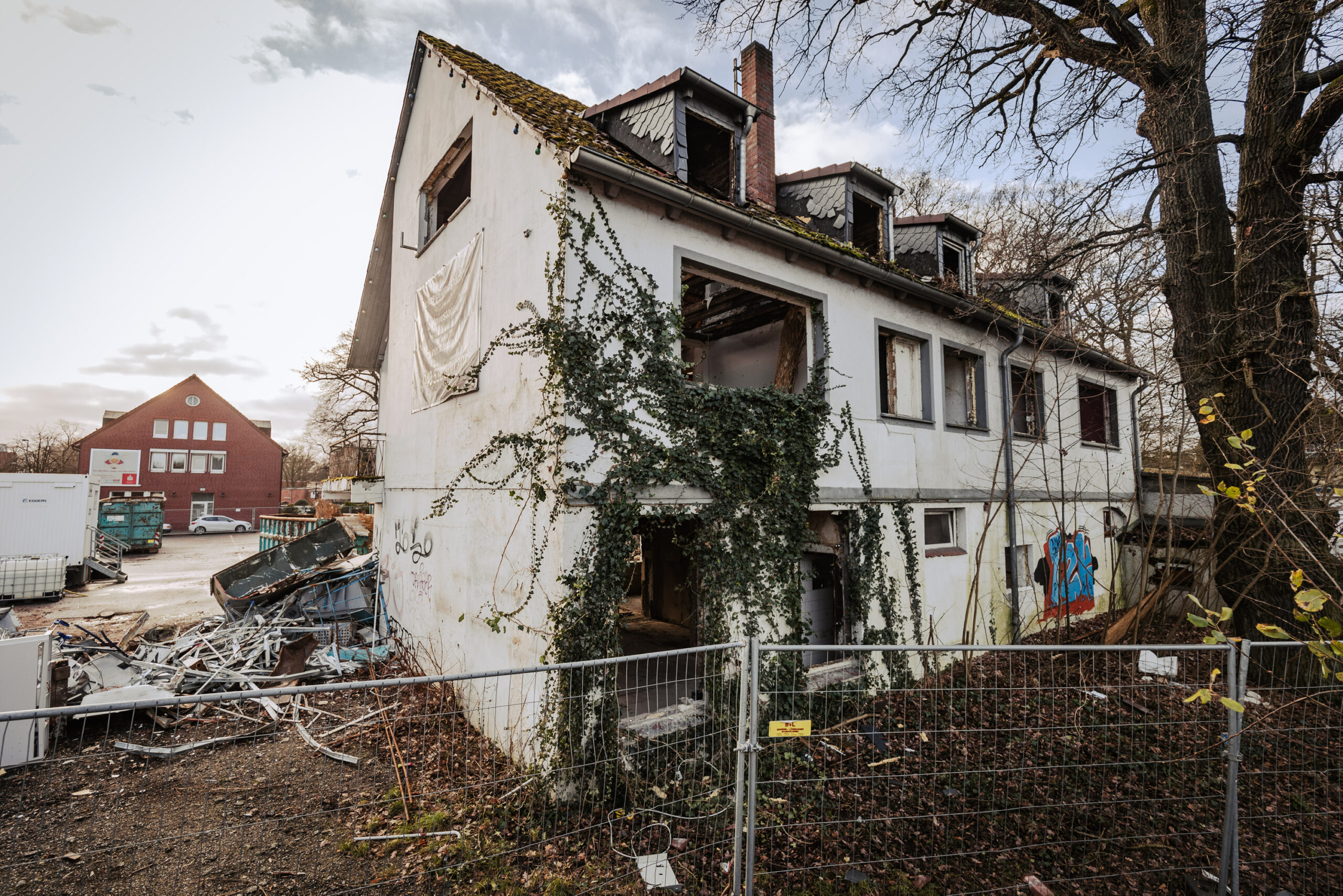 Ein überwuchertes Haus