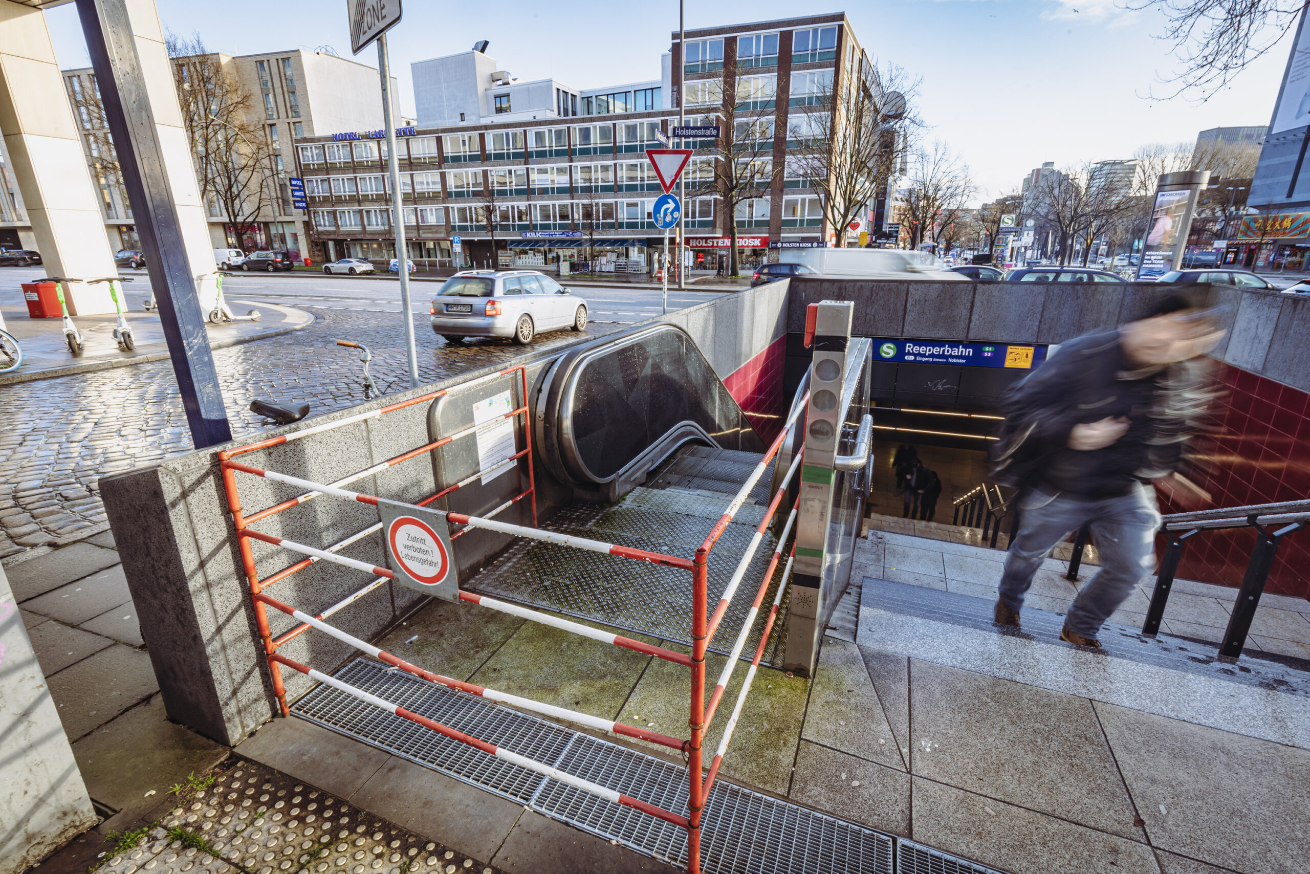 S-Bahn-Rolltreppe Reeperbahn seit zwei Jahren defekt und Kunden werden immer wieder vertröstet.