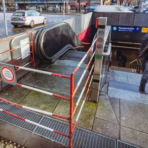 S-Bahn-Rolltreppe Reeperbahn seit zwei Jahren defekt und Kunden werden immer wieder vertröstet.
