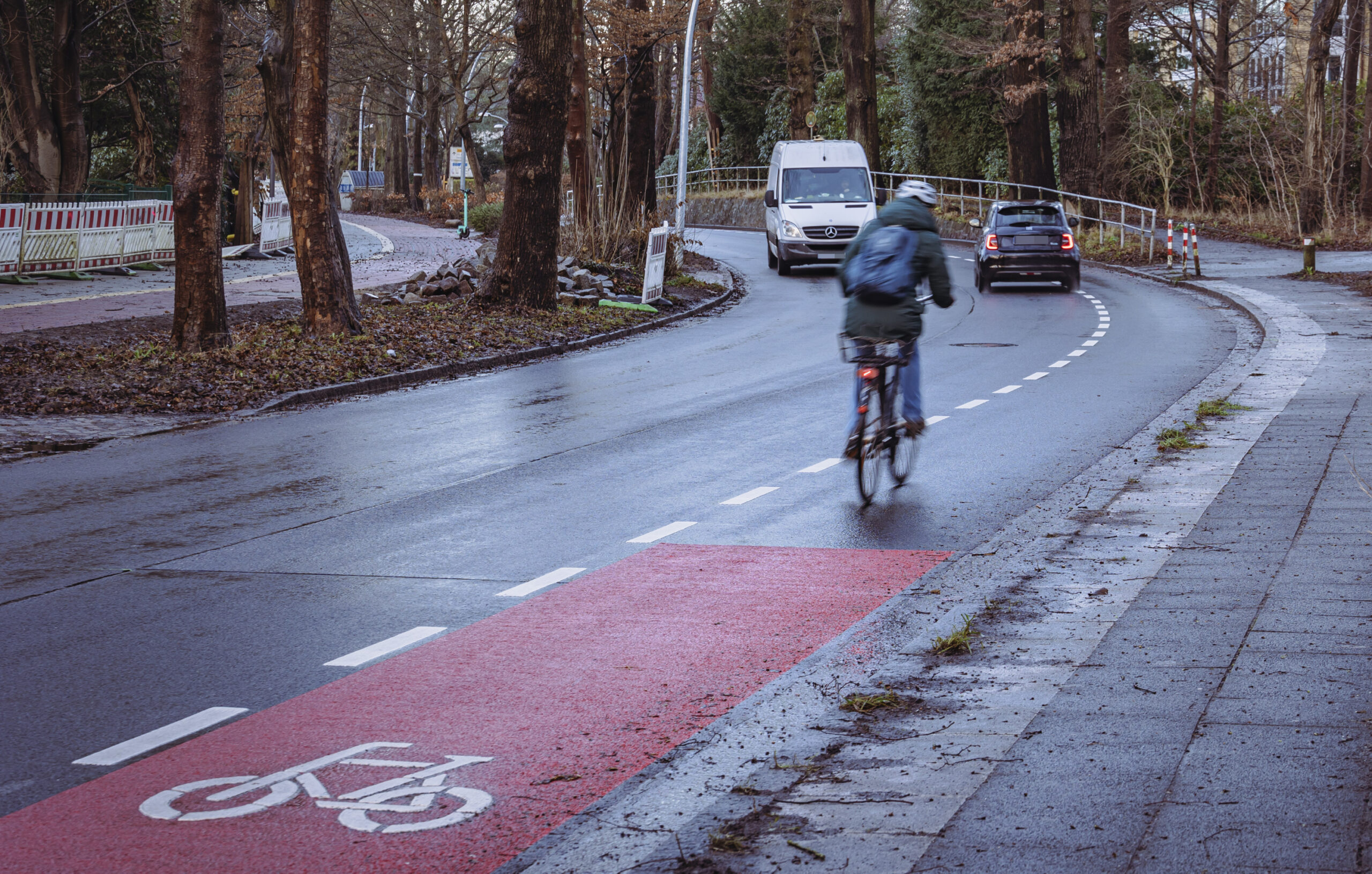 In Richtung Norden gibt es auf diesem Abschnitt der Reventlowstraße einen gestrichelten Schutzstreifen für Radfahrer.