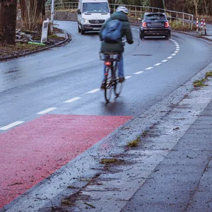 In Richtung Norden gibt es auf diesem Abschnitt der Reventlowstraße einen gestrichelten Schutzstreifen für Radfahrer.