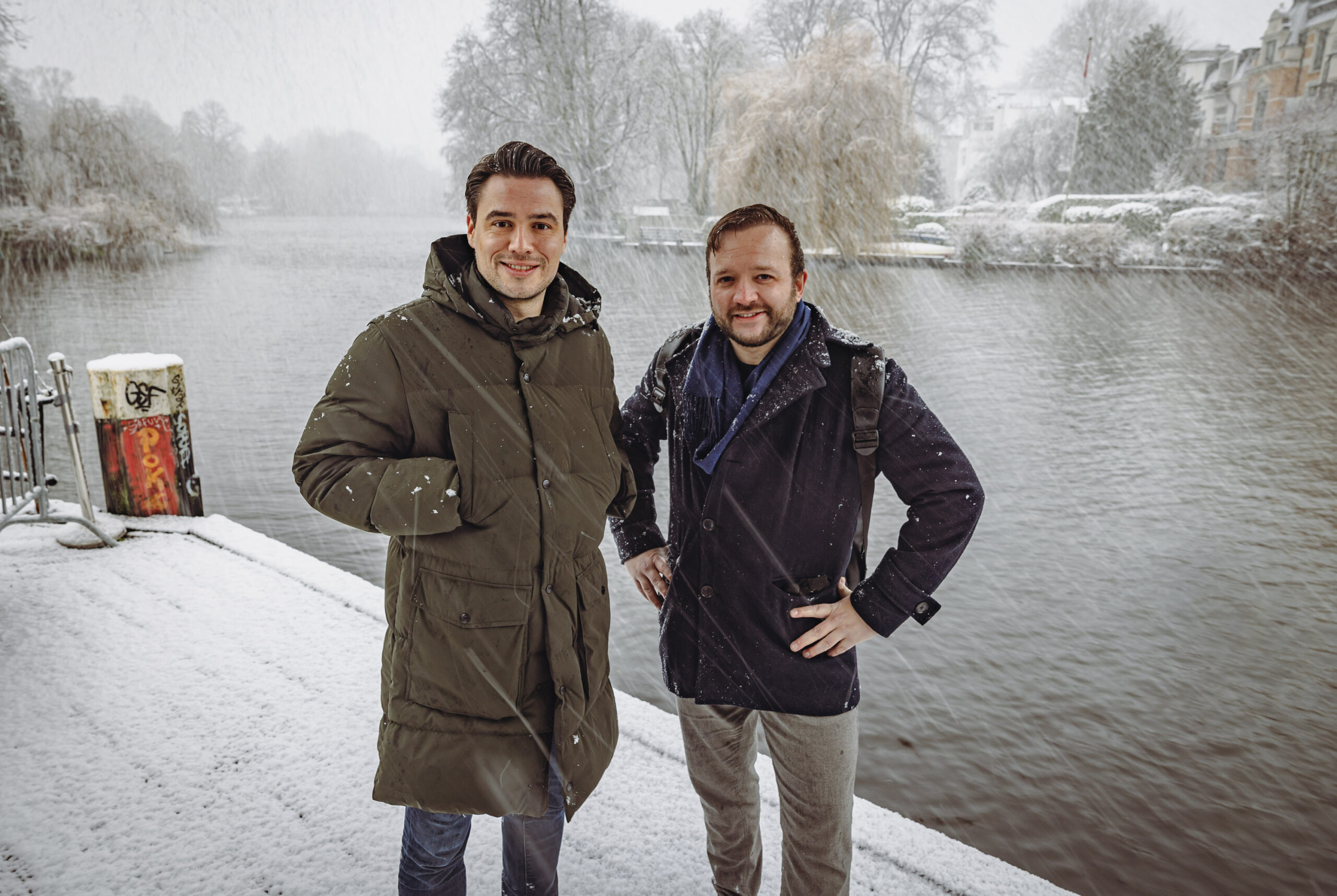 Zwei Männer stehen im Schnee