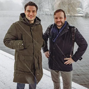Zwei Männer stehen im Schnee