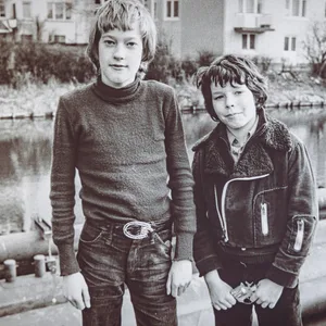 Die beiden Lebensretter Rainer (14,l.) und Oliver (10) am Isebekkanal an der Stelle, an der ihr Freund René (10) ins Wasser stürzte.