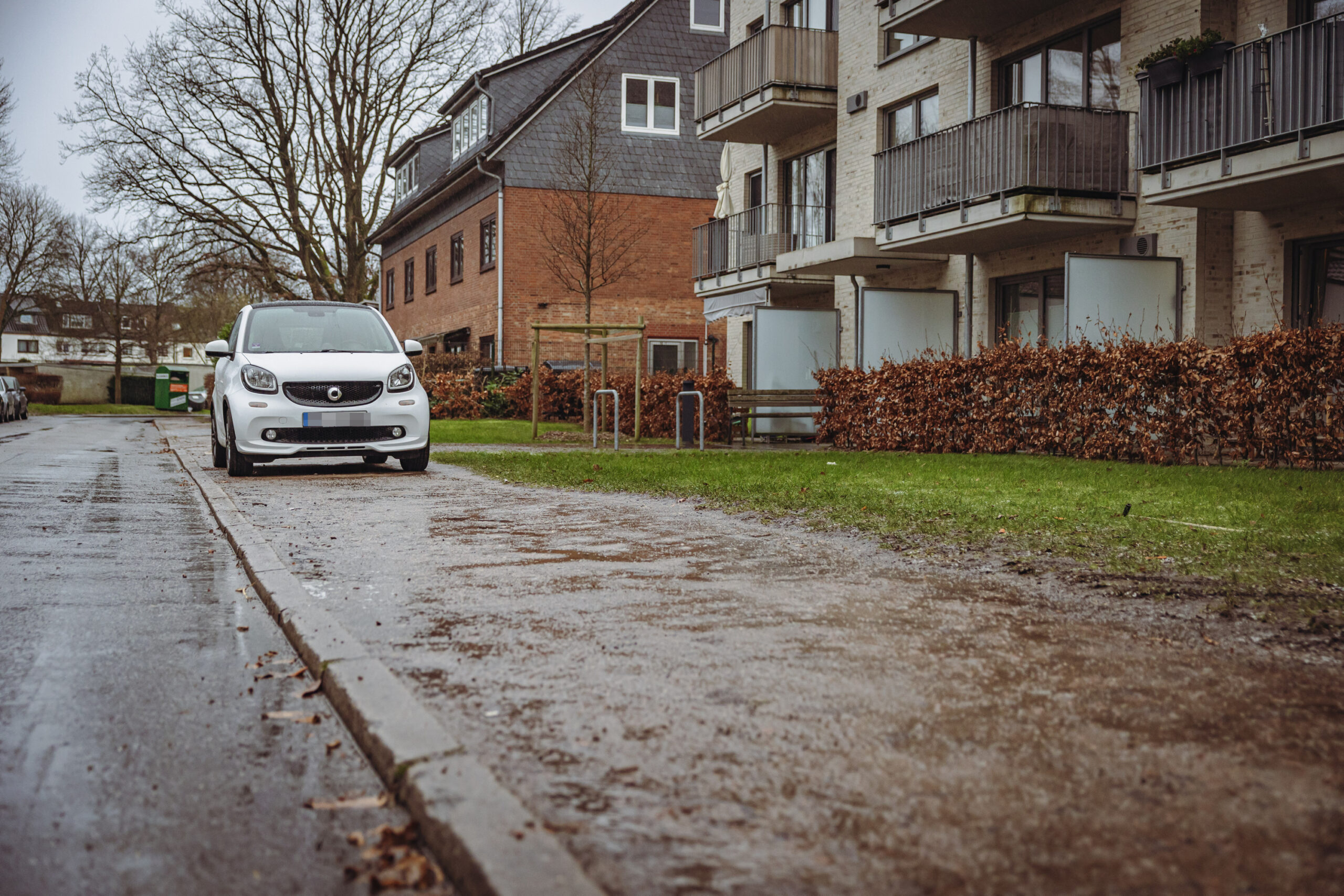 Immer wieder parken Autofahrer auf dem Gehweg, weil sie diesen für einen Parkstreifen halten.