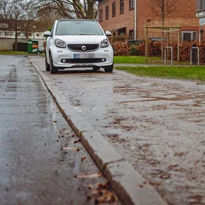 Immer wieder parken Autofahrer auf dem Gehweg, weil sie diesen für einen Parkstreifen halten.