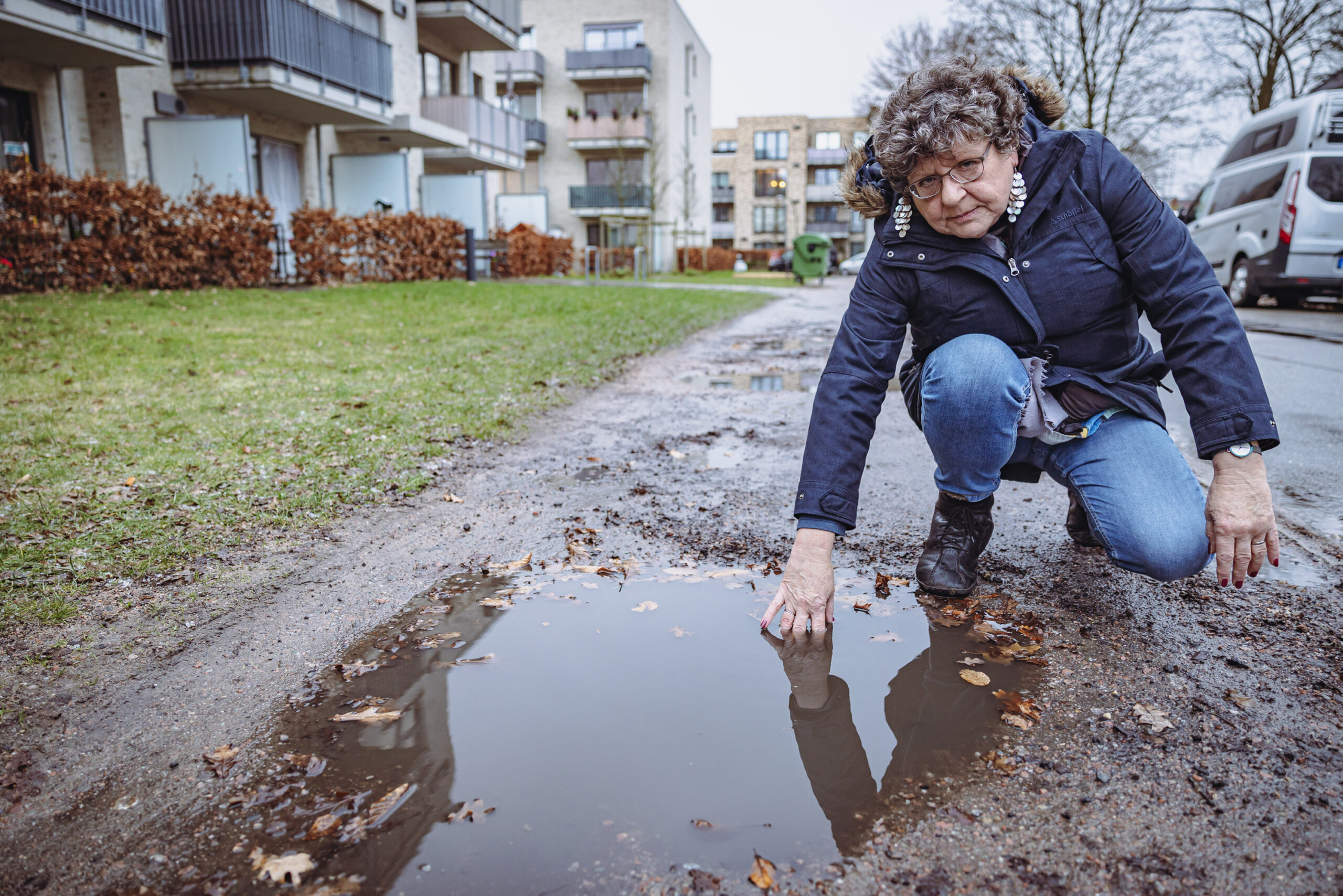 Anwohnerin Eike Oldenburg (66) ist fassungslos, dass der Gehweg seit über vier Jahren nicht instandgesetzt wird.