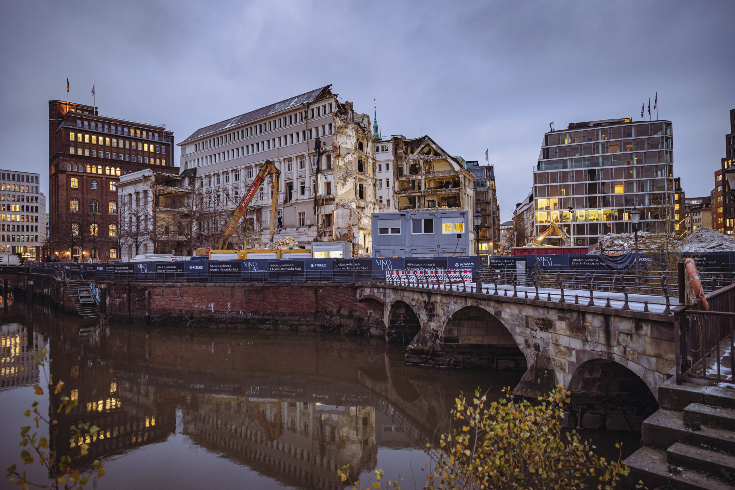 2023 wurde das Commerzbank-Gebäude am Nikolaifleet abgerissen. Rechts die 1633 errichtete Zollenbrücke