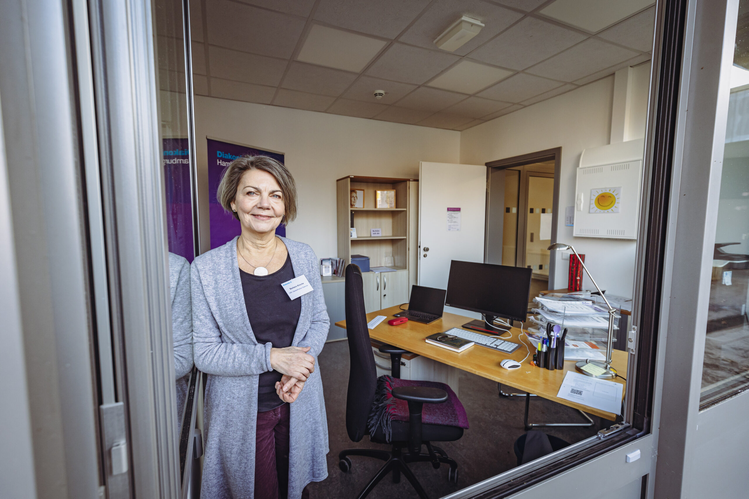 Barbara Kirsche steht in ihrem Büro am Fenster