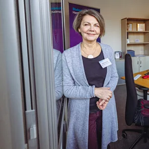 Barbara Kirsche steht in ihrem Büro am Fenster