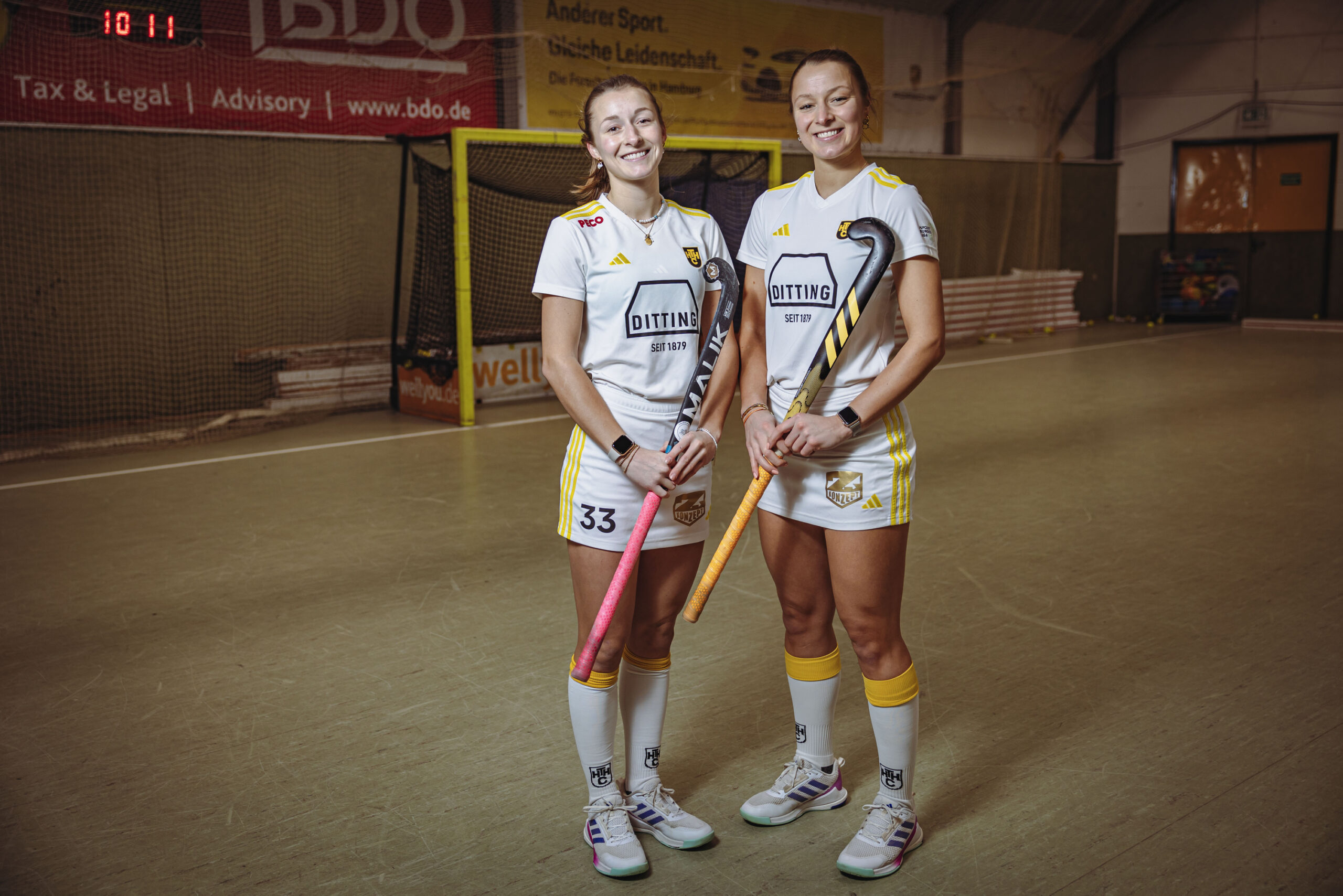 Katharina und Maren Kiefer posieren mit Hockeyschläger