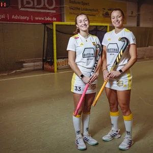 Katharina und Maren Kiefer posieren mit Hockeyschläger