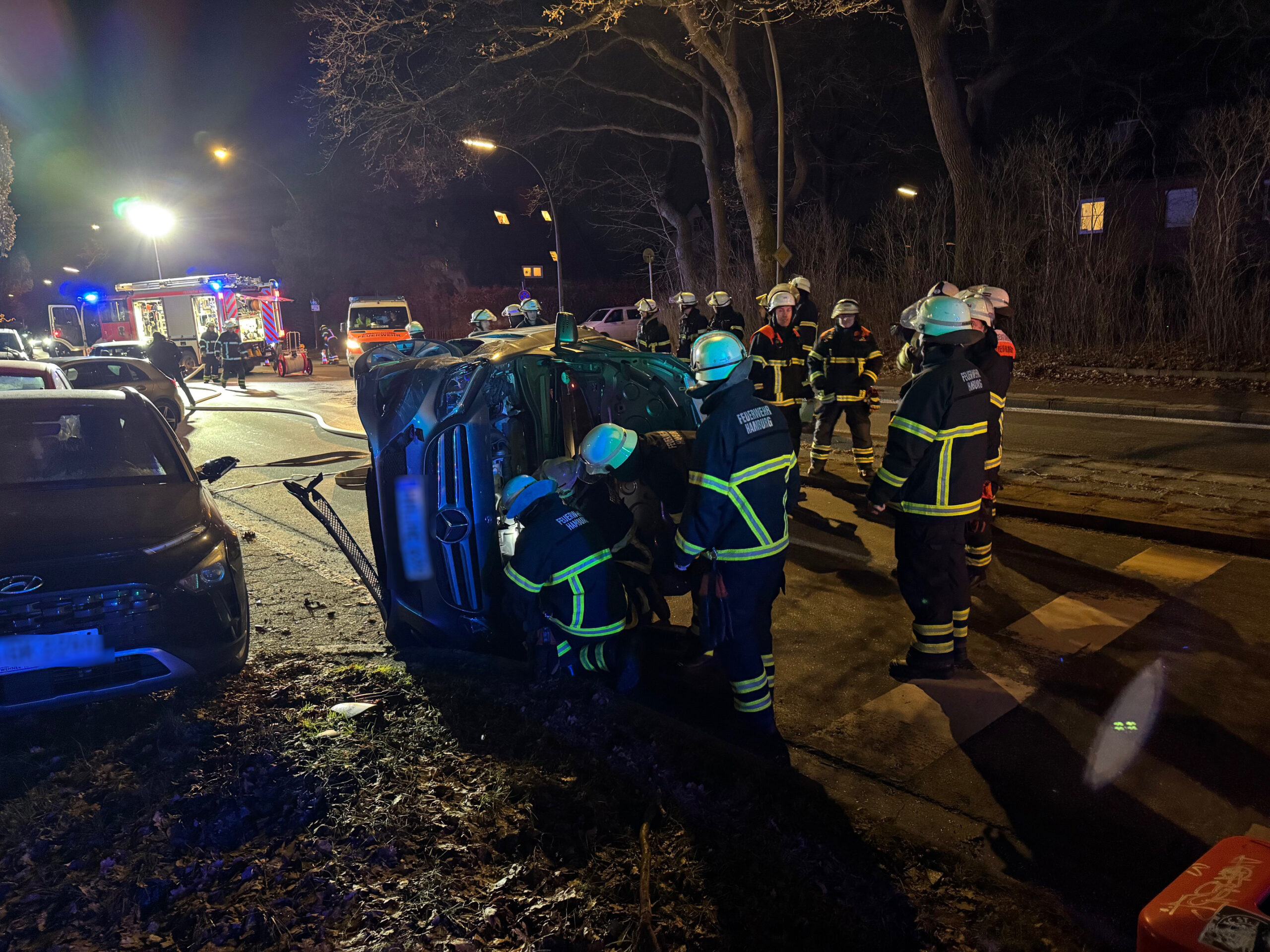 Der Pkw kippte auf die Seite.