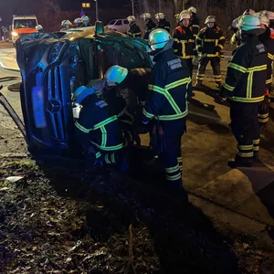 Der Pkw kippte auf die Seite.