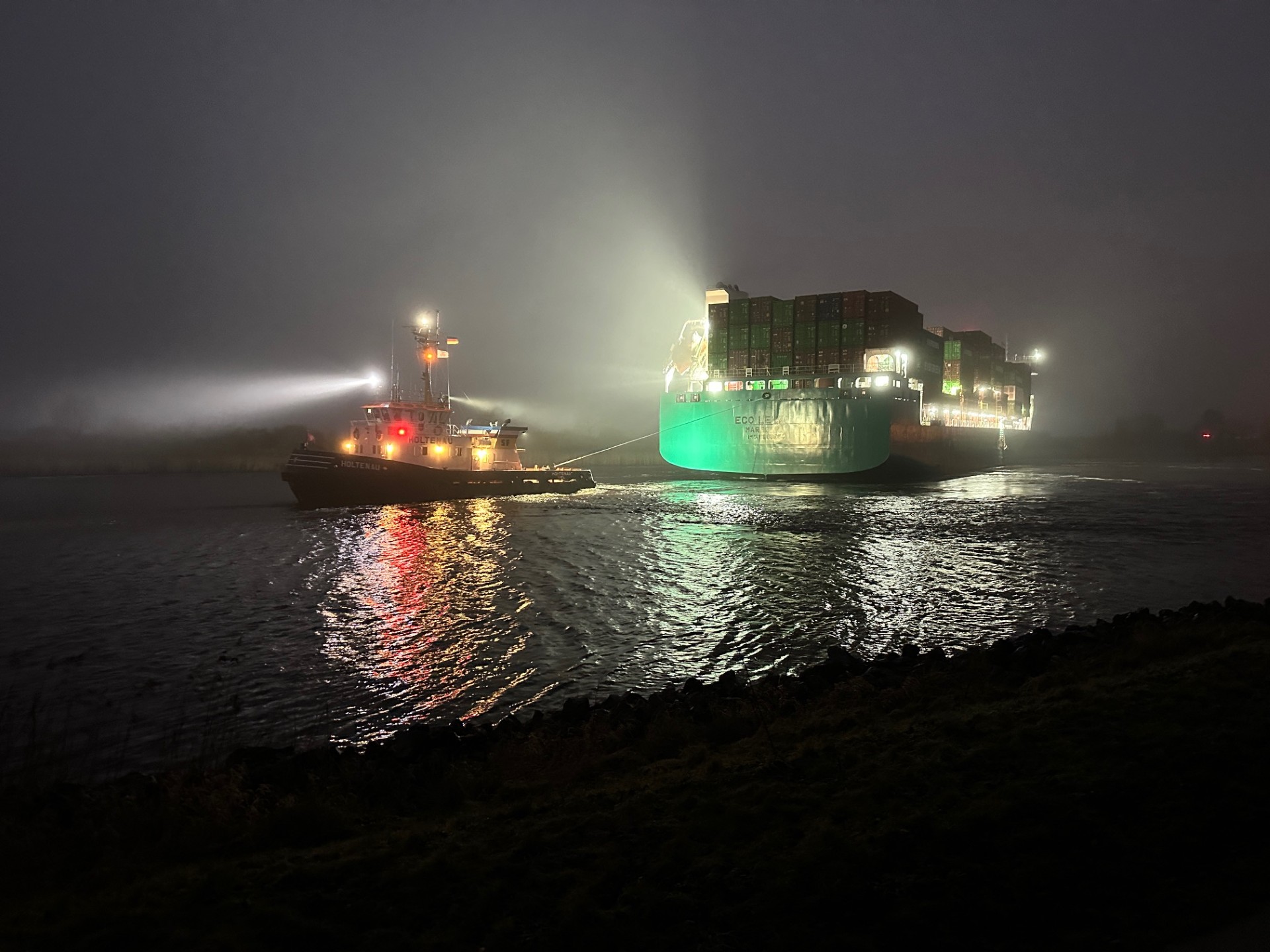 Das Containerschiff „Eco Levant“ wird nach einem technischen Defekt auf dem Nord-Ostsee-Kanal nach Rendsburg geschleppt.