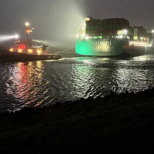Das Containerschiff „Eco Levant“ wird nach einem technischen Defekt auf dem Nord-Ostsee-Kanal nach Rendsburg geschleppt.