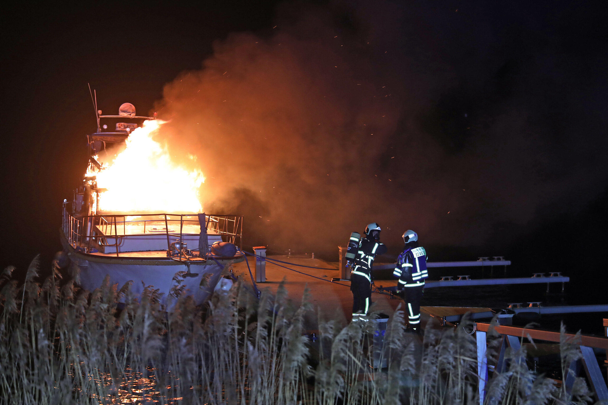 Teute Motoryacht in Rostock in Flammen – Polizei scließt Brandstiftung nicht aus