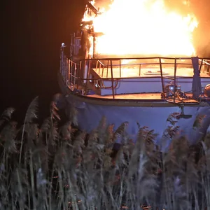 Teute Motoryacht in Rostock in Flammen – Polizei scließt Brandstiftung nicht aus