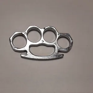 Diesen Schlagring stellte die Bundespolizei am Flughafen sicher.