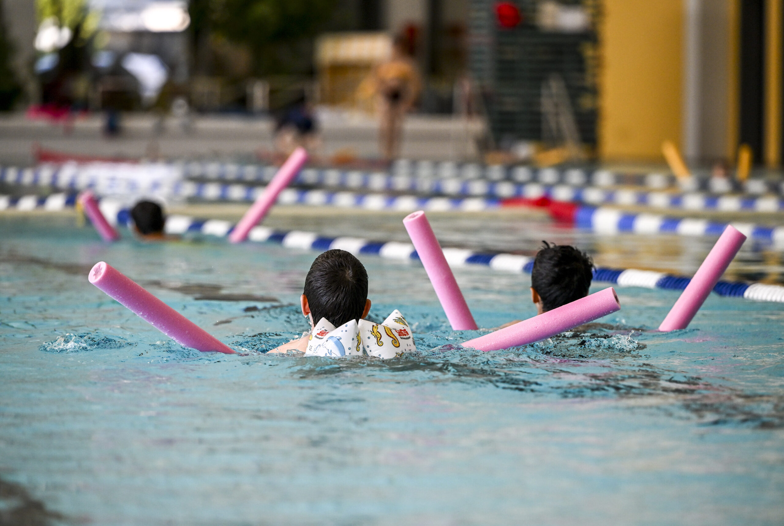 Kinder beim Schwimmkurs (Symbolbild).