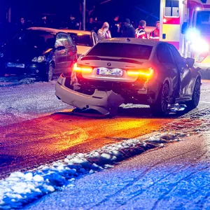 Der BMW war offenbar zu schnell und mit Sommerreifen unterwegs.