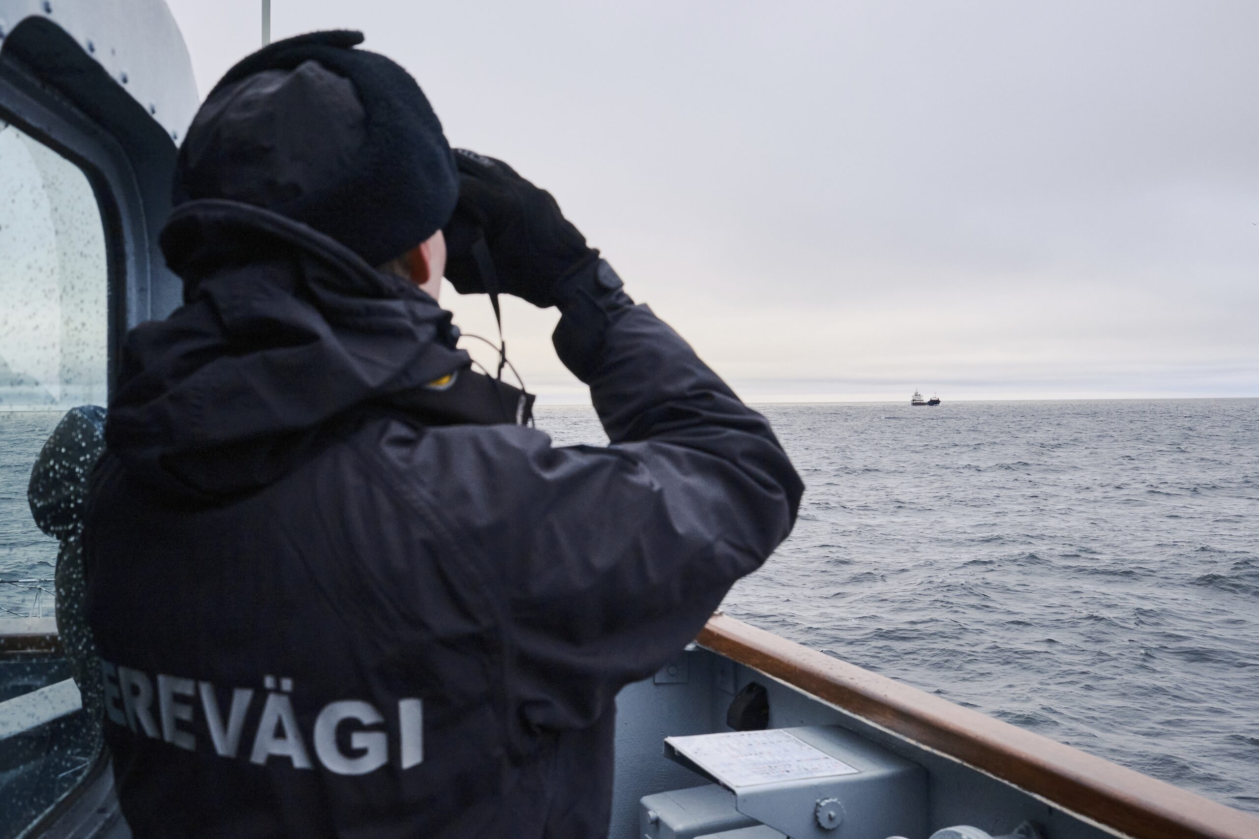 Ein Estnisches Marineschiff fährt in der Ostsee im Rahmen verstärkter NATO-Patrouillen in der Region nach einem mutmaßlichen Sabotageakt an Unterseekabeln.