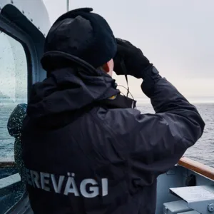 Ein Estnisches Marineschiff fährt in der Ostsee im Rahmen verstärkter NATO-Patrouillen in der Region nach einem mutmaßlichen Sabotageakt an Unterseekabeln.