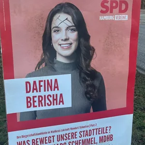Das Plakat der Lokalpolitikerin Dafina Berisha, beschmiert mit einem Hakenkreuz