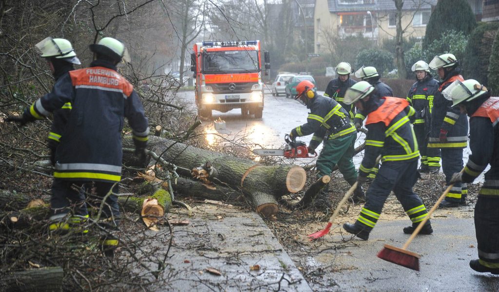 st-rmische-b-en-in-hamburg-zahlreiche-wettereins-tze-f-r-die-feuerwehr