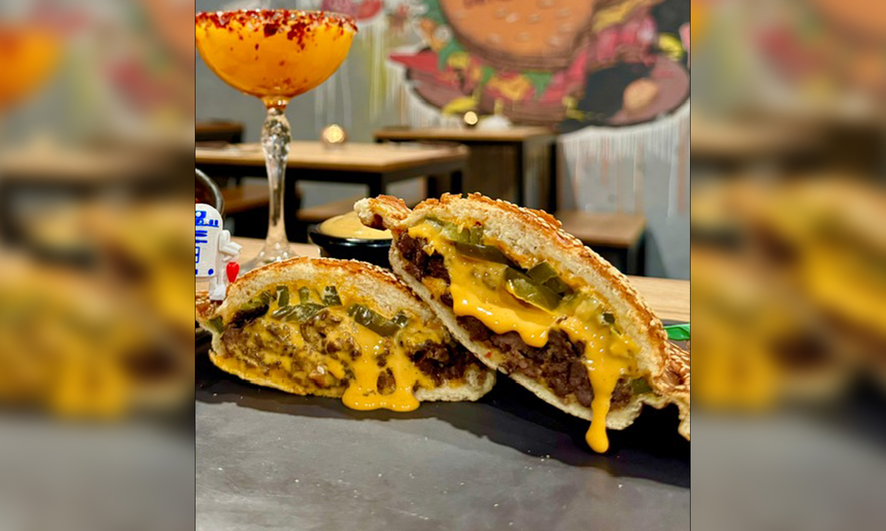 Der „Ufo-Burger“ ist mit gehacktem Beef und Jalapeños gefüllt.