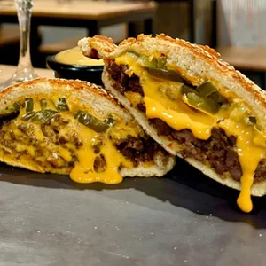 Der „Ufo-Burger“ ist mit gehacktem Beef und Jalapeños gefüllt.