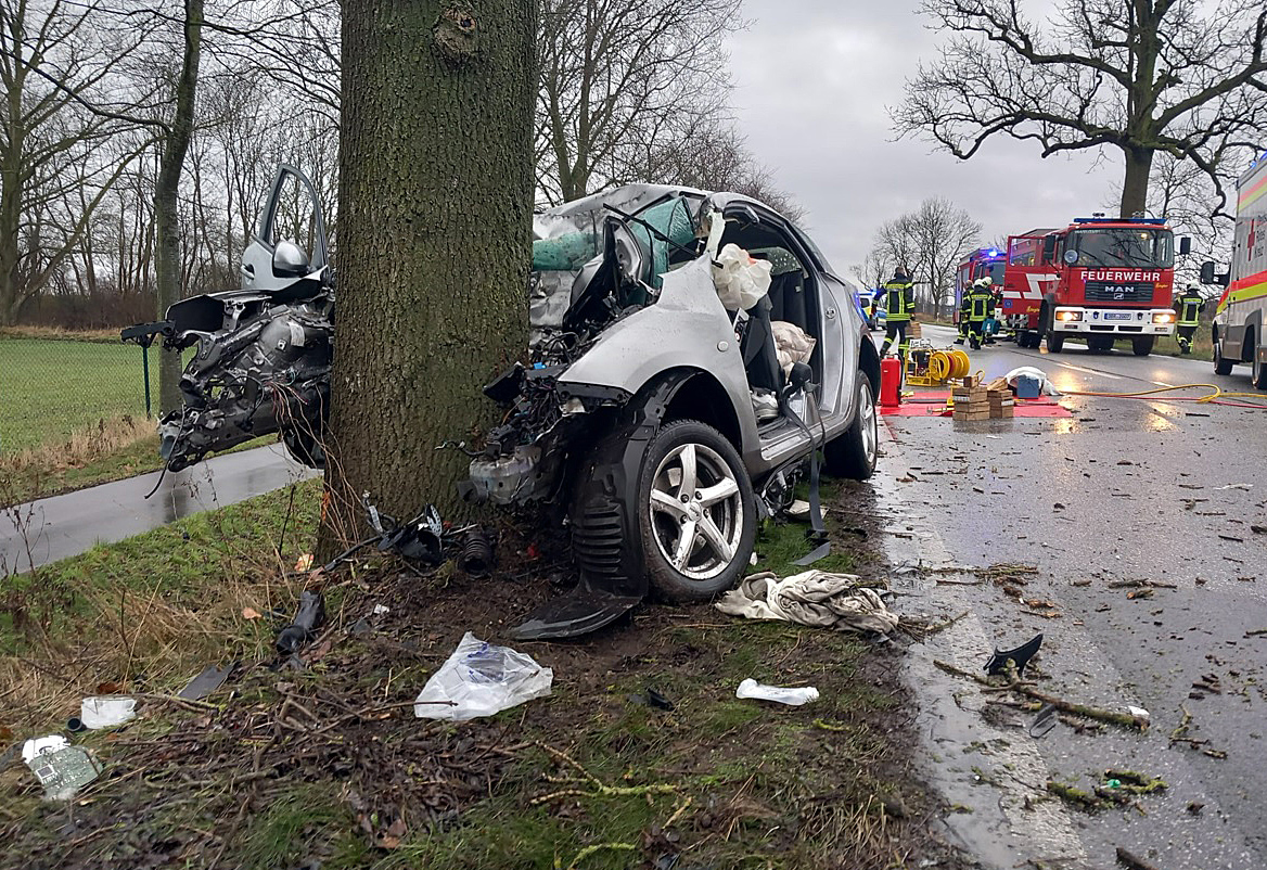 Das Fahrzeug wurde durch den Aufprall völlig zerstört.