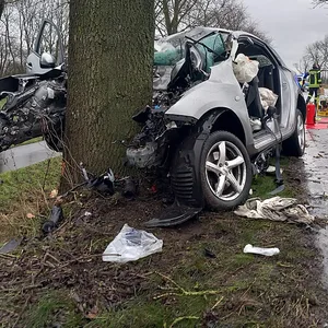 Das Fahrzeug wurde durch den Aufprall völlig zerstört.