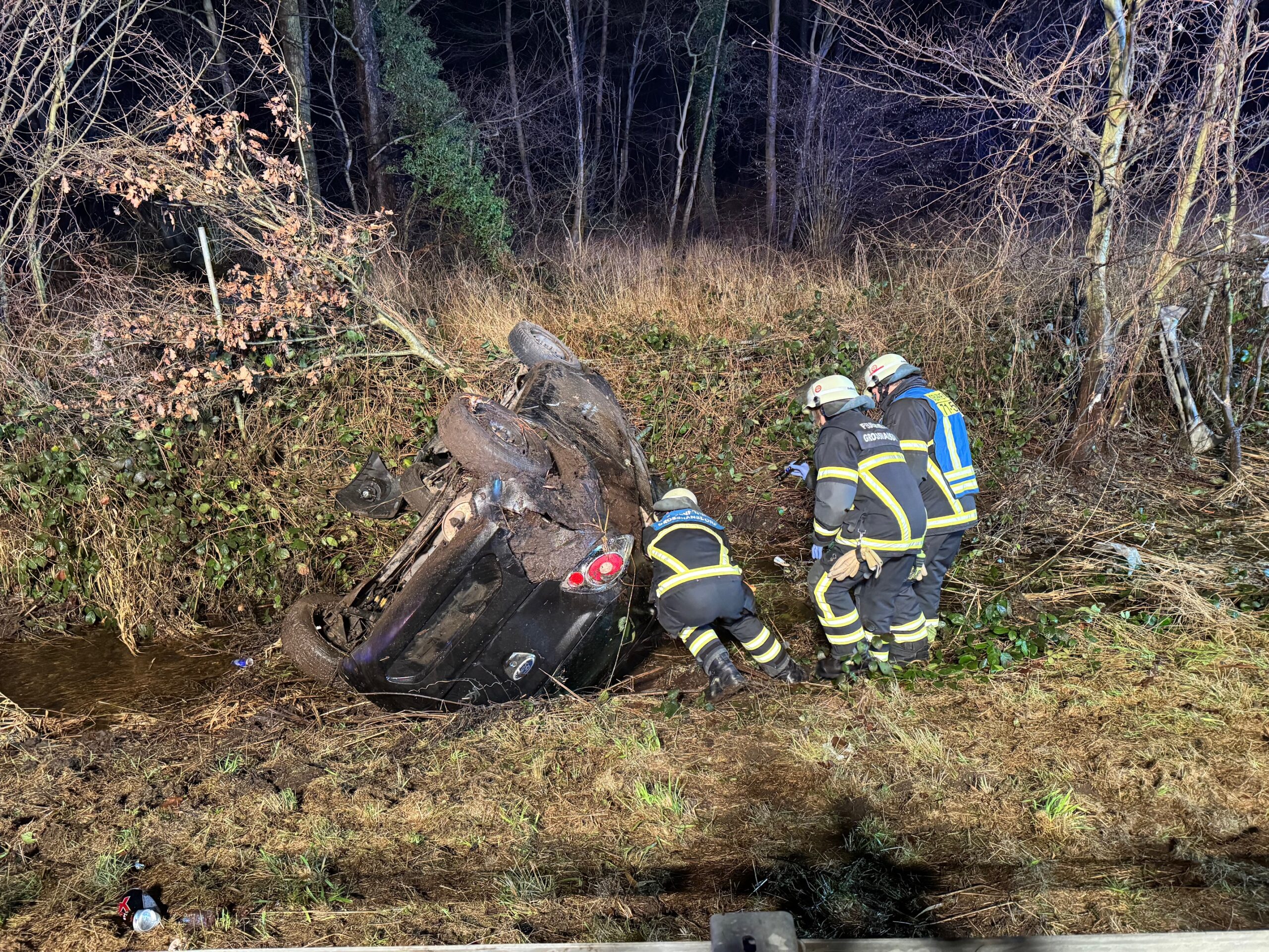 Feuerwehrkräfte mussten die Insassen aus dem Wagen befreien.