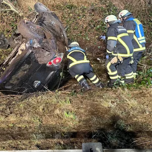 Feuerwehrkräfte mussten die Insassen aus dem Wagen befreien.